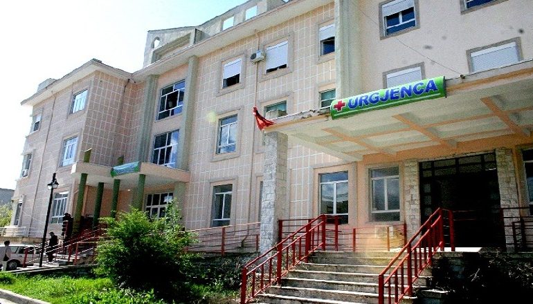 NDODH NË GJIROKASTËR/ Gruaja me probleme mendore qëllon me thikë infermieren