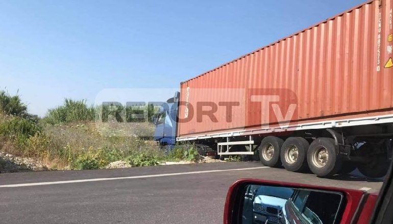 AKSIDENT NË AKSIN LEVAN-TEPELENË/ Trajleri del nga rruga dhe shkakton trafik automjetesh