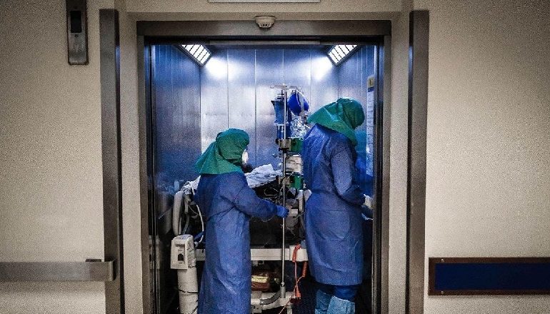 KINË/ Në ashensor gruaja pa simptoma Covid infekton 71 persona në 60 sekonda