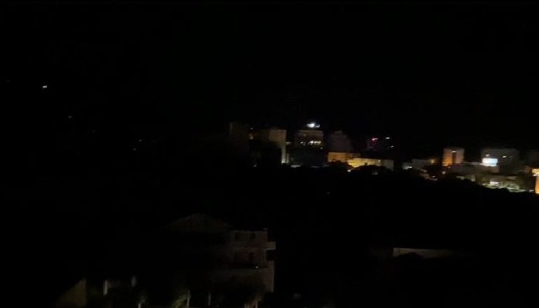 ELBASANI NË TERR/ Gjysma e qytetit pa energji elekrike, nuk dihet arsyeja
