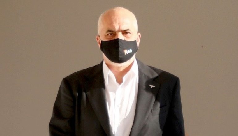FOTOLAJM/ Rama mesazh për qytetarët: Mos harroni maskat në mjedise të mbyllura…