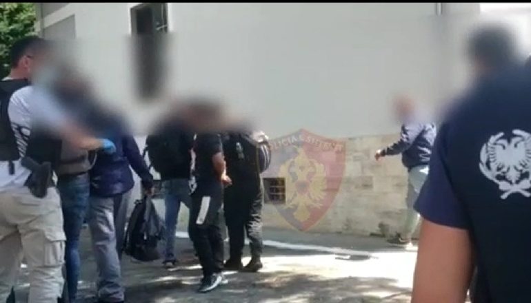 NDIHMUAN EMIGRANTËT TË KALONIN KUFIRIN DHE NUK IU BINDËN POLICISË/ Arrestohen 2 persona në Korçë, në kërkim një tjetër