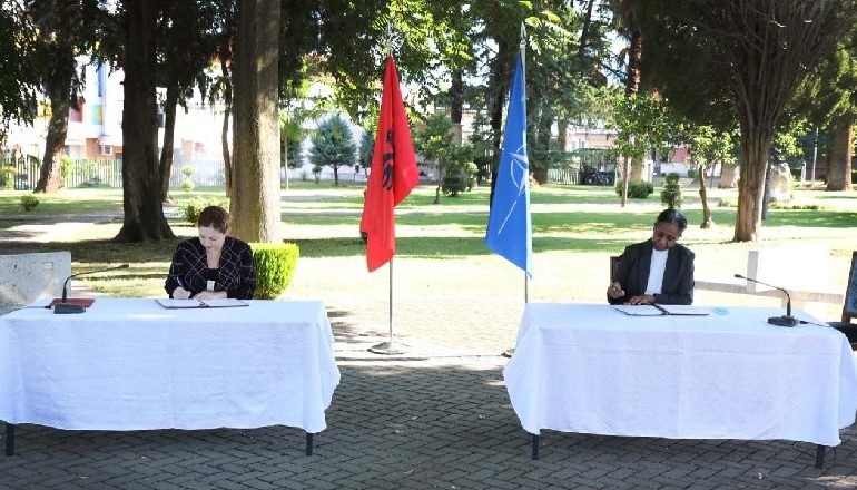 “FATKEQËSITË NATYRORE KANË FUQINË QË TË…”/ Xhaçka dhe përfaqësuesja e OKB-së për zhvillimin miratojnë projektin për mbrojtjen sociale: Po hedhim gurin e themelit për jetët tona