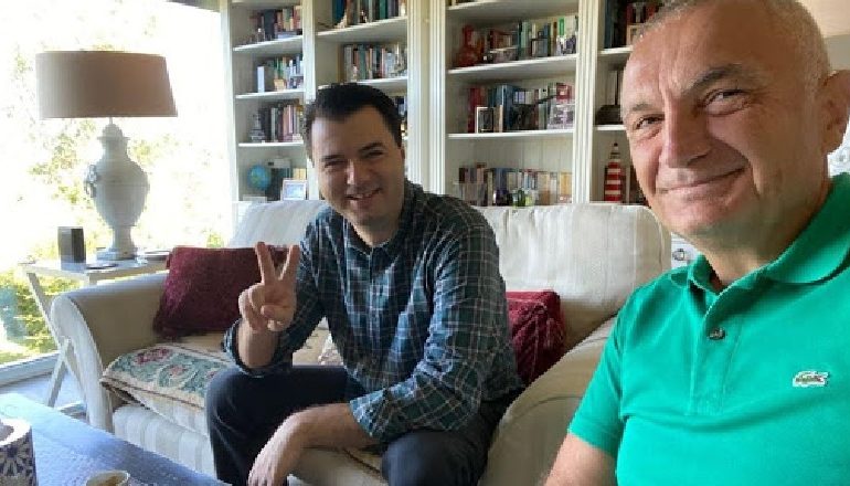 NJËRI SHKREP SELFIE, E TJETRI ME DY GISHTAT LART/ Basha i shkon Metës në shtëpi që pa u gdhirë