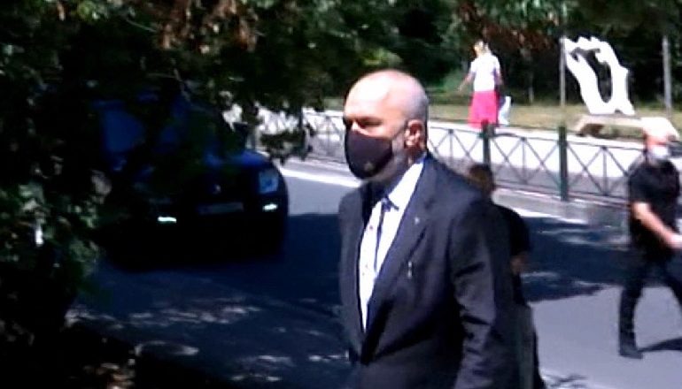 FOTOLAJM/ Rama me maskë arrin te Këshilli Politik, nuk prononcohet për mediat