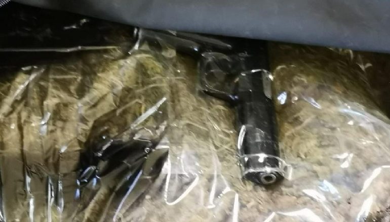 U ARRATIS SAPO PA POLICINË/ Gjenden 8 kilogramë drogë dhe 1 pistoletë në një banesë të braktisur në Lozhan