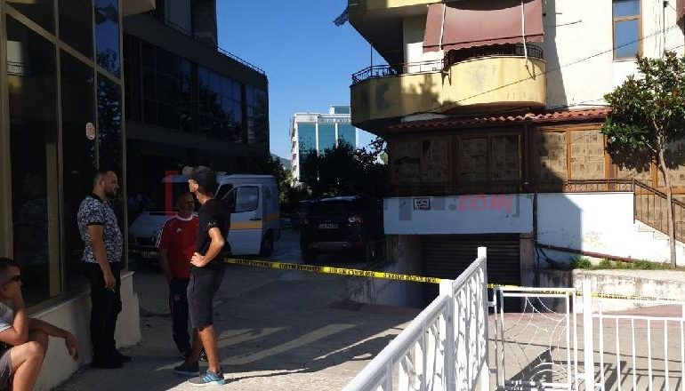 EKZEKUTIMI NË ELBASAN/ Viktima u qëllua breshëri plumbash nga makina në ecje, PAMJET nga vendngjarja