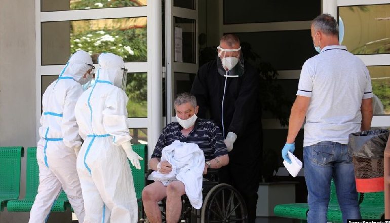 KORONAVIRUSI/ Në Bullgari 9.000 të testuar pozitiv dhe 308 viktima! Qindra mjekë kërkojnë dorëheqjen e Shtabit të Krizës Covid në Serbi