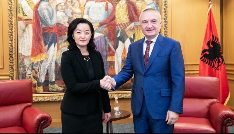 LISTAT DHE KOALICIONET/ Një ditë pas Ramës, ambasadorja e SHBA-së i shkon në zyrë edhe Metës