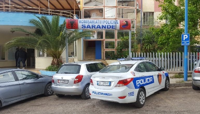 “PLAS” SHERRI NË KSAMIL/ Goditet me thikë një 23-vjeçar. Kapet njëri nga autorët tjetri në kërkim
