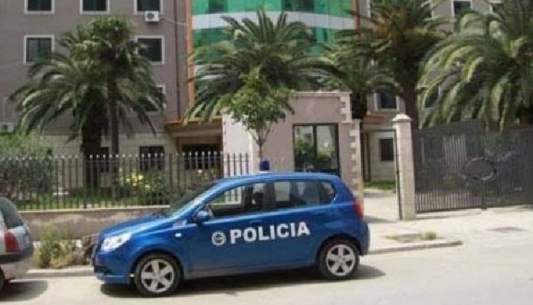 KONTROLLE PËR MUZIKËN DHE ZBATIMIN E MASAVE ANTI-COVID/ Policia gjobit 10 subjekte te Shkëmbi i Kavajës