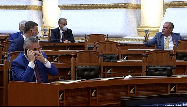 ALIMADHI NEVRIKOSET ME HAPJEN E LISTAVE/ Lita: Provoje sa të vlen lëkura. Ruçi: Të jap vërejtje
