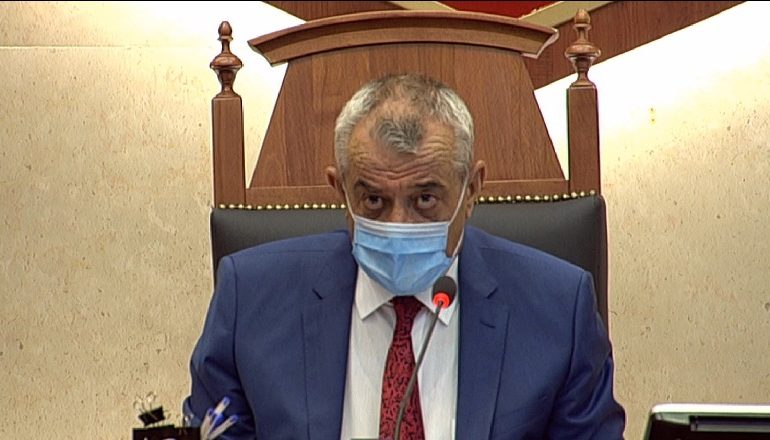 SEANCA PARLAMENTARE/ Ruçi i tërheq vëmendjen Alimadhit: Vendose maskën, ju e kaluat me gjithë ato vuajtje COVID-in
