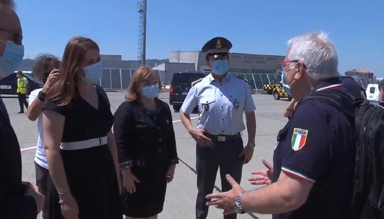COVID-19/ Italia i kthen “nderin” Shqipërisë, mbërrijnë në aeroportin e Rinasit ekipi i mjekëve dhe infermierëve