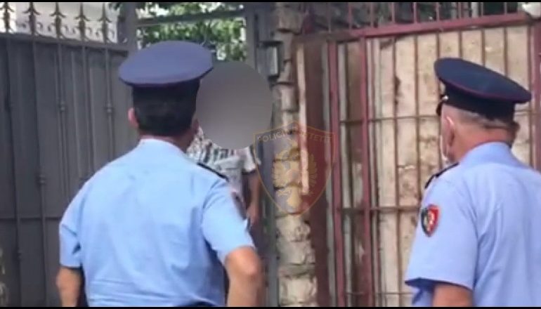 THEVI KARANTINËN DHE SHËTISTE NË QYTET/ Policia gjobit 37-vjeçaren me COVID-19 në Berat