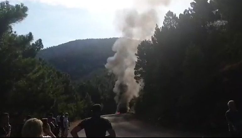 “ZOTI DONTE TË SHPËTONIM…”/ Digjet makina me të cilën udhëtonte Ermal Mamaqi, Inva Mula dhe VIP-a të tjerë (VIDEO)