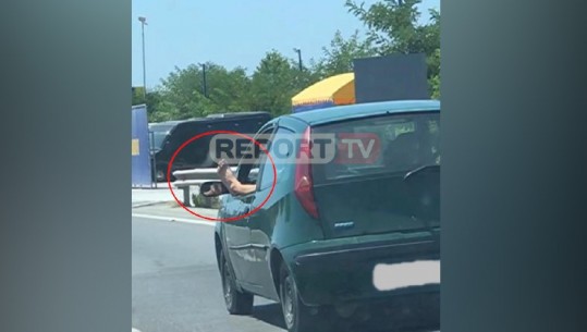 VIDEOLAJM/ Duart në timon, këmbën në dritare! Çudira shqiptare në autostradën Tiranë-Durrës