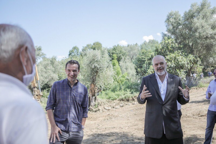 IU DËMTUA BANESA NGA TËRMETI I NËNTORIT/ Veliaj batuta me kreun e PD-së në Farkë: Ju na shani, ne motivohemi! Rama: Ky do votojë për Lalin
