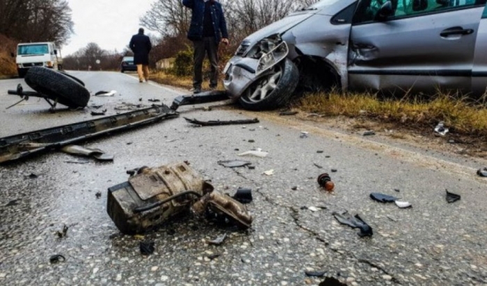 AKSIDENT NË POGRADEC/ Përplasen dy makina, njëra po ndiqej nga policia, plagosen 4 sirianë