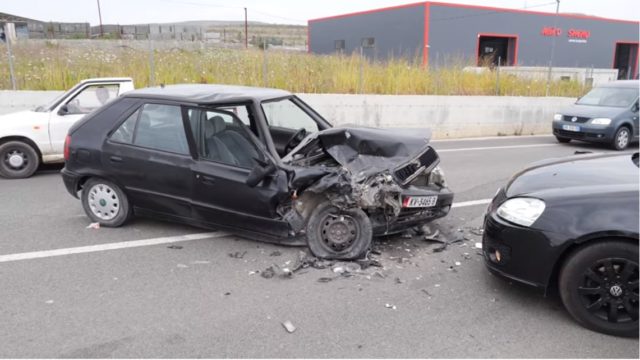 AKSIDENT I FRIKSHËM NË BELSH/ Njëra nga makinat bëhet copë, tre persona janë… (FOTOT)