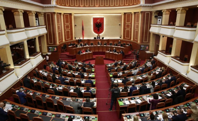 NUK KA SURPRIZA/ Parlamenti voton ndryshimet kushtetuese me 106 vota PRO (DETAJET)