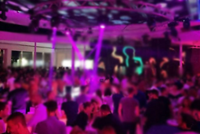 NUK IU BINDËN URDHËRIT PËR NDALIMIN E MUZIKËS/ Policia gjobit me nga 10 milion lek secili 4 pronarët e bareve në Tiranë