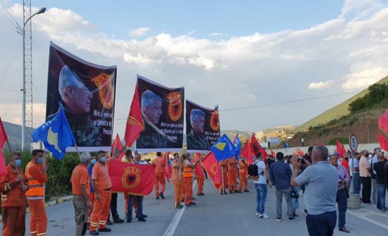 PAS INTERVISTIMIT 4 DITOR NË HAGË/ Thaçi pritet në Morinë me flamuj kombëtarë dhe të UÇK-së