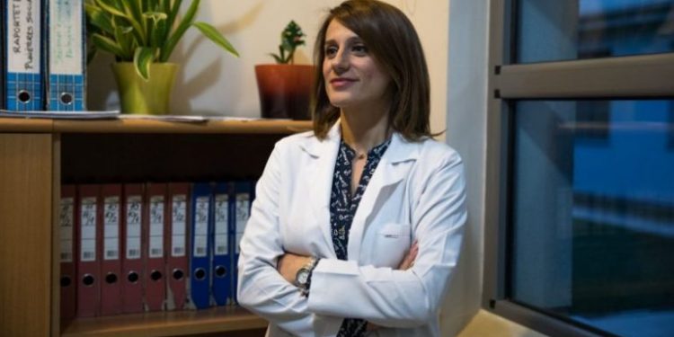 “U SHËROVA PAS 30 DITËVE”/ Mjekja shqiptare rrëfen përballjen me COVID-19: U shfaqën sëmundje që nuk i kisha më parë, as ballkonin nuk e shikoja