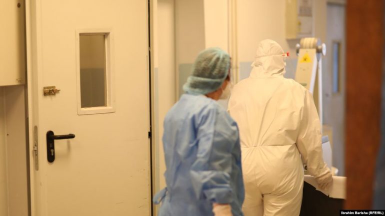 LUFTA NDAJ COVID-19/ Paralajmëron ministri kosovar: Fillojnë punën edhe 100 mjekë, 62 infermierë e 8 laborantë