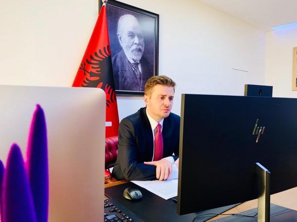 VIDEO KOFERENCË ME MINISTRIN GREK/ Cakaj: Thellim bashkëpunimi në procesin e integrimit drejt BE