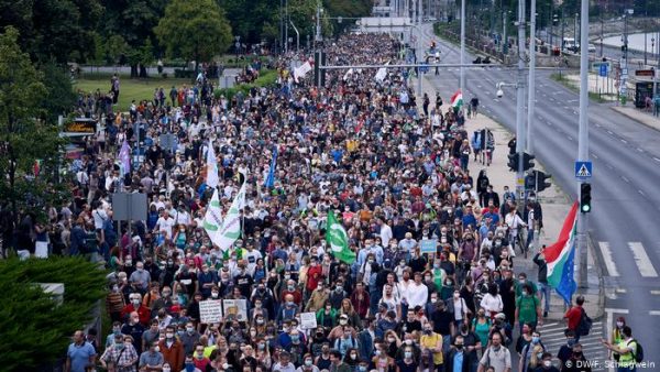 MEDIA MË E MADHE KRITIKE E ORBAN NË SHËNJESTËR/ Mijëra hungarezë protestojnë për lirinë e shtypit