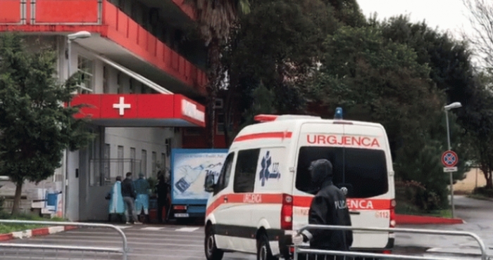 E INFEKTUAR ME COVID-19/ Vdes në ambulancë rrugës për te Infektivi gruaja nga Pogradeci