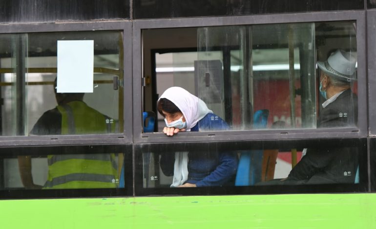 ME SHAMINË NË KOKË DHE MASKË/ FOTO domethënëse e nënës në autobus