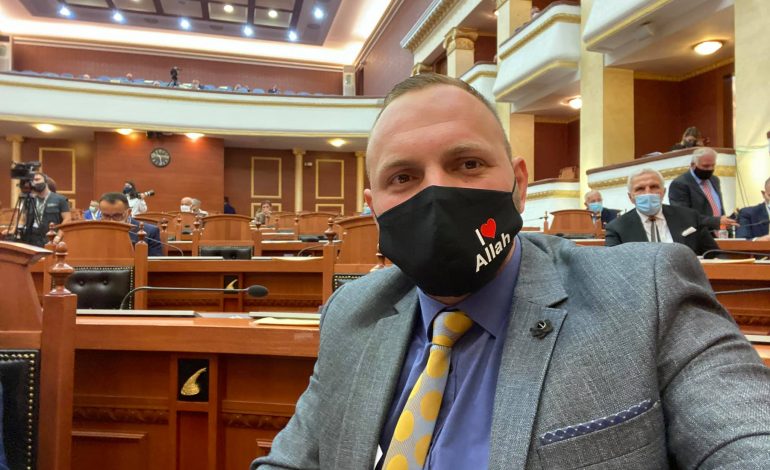 “I LOVE ALLAH”/ Halit Valteri befason “botën”. Maska e deputetit bën jehonë në mediat turke: Baza e edukimit