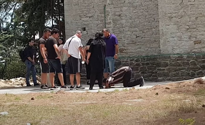 E TRISHTË/ I ati ulëret dhe puth tokën, familjarët e 16-vjeçares shqiptare që vdiq pranë Kishës shkojnë në vendngjarje (VIDEO)