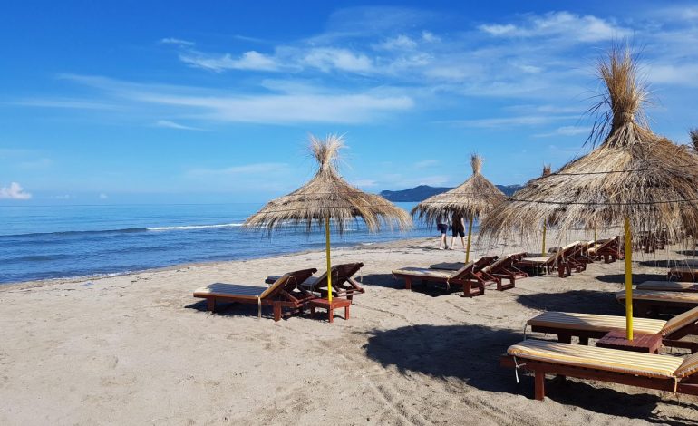 DESTINACIONI I DITËS/ Gjiri i Lalëzit, një nga plazhet më të frekuentuara që nuk duhet humbur këtë sezon turistik (PAMJET)