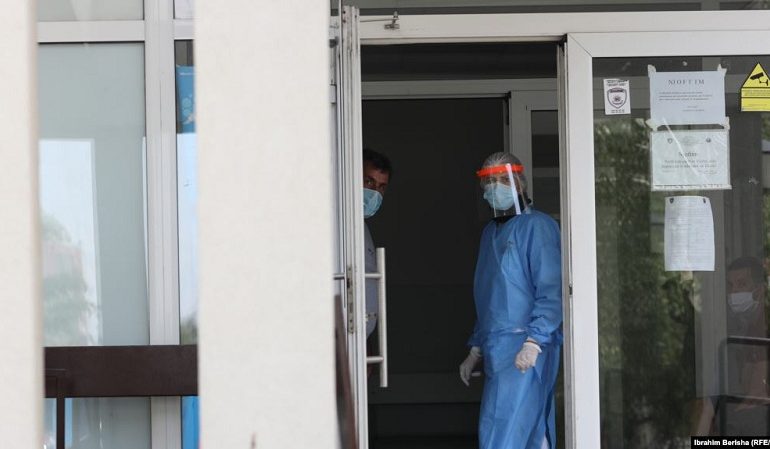 KOSOVË/ Tetë mjekë anesteziologë të QKUK-së janë infektuar me koronavirus