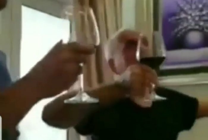 VERË DHE TAKIM ME MIQTË/ Mjeku Pëllumb Pipero heq stresin e COVID, e kthen me fund dhe ‘fluturon’ gotën në mes të shtëpisë (VIDEO)