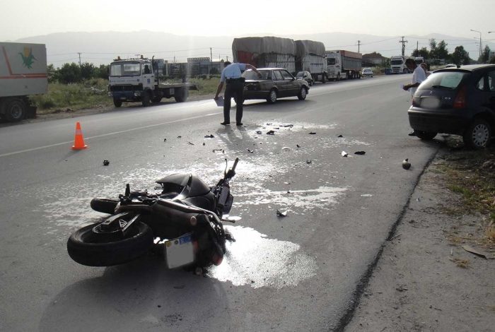 AKSIDENT NË TIRANË-DURRËS/ Makina përplas motorin, i aksidentuari dërgohet me urgjencë në spital