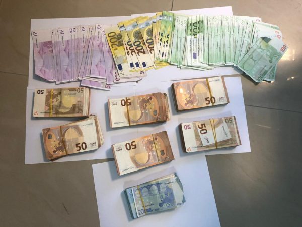 POLICIA “BLINDON LUSHNJEN/ Kapet me rreth 55 mijë euro në “Audi” laçjani