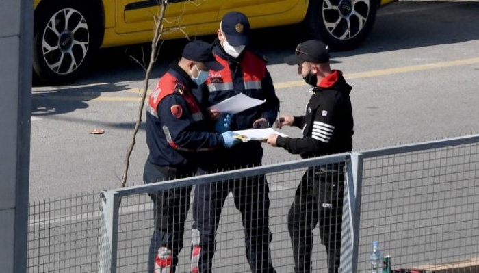 THEU KARANTINËN/ Policia ndalon tropojanin e konfirmuar pozitiv me Covid-19, kishte dalë nga shtëpia
