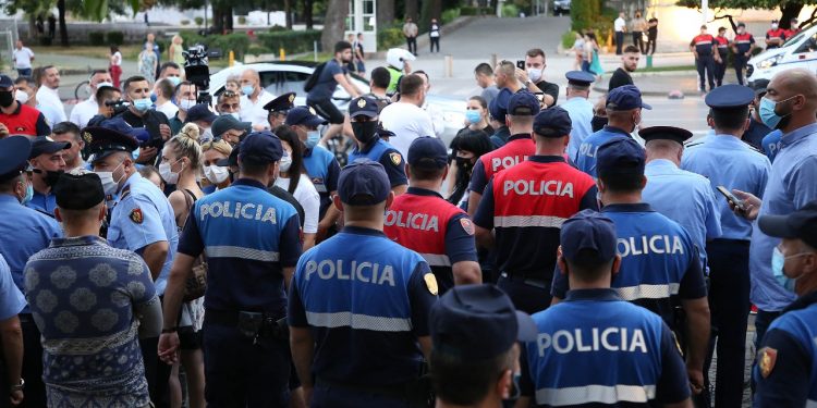 KUNDËR MBYLLJES SË LOKALEVE/ Protesta, Policia: Kemi proceduar 12 persona, u bëmë thirrje…