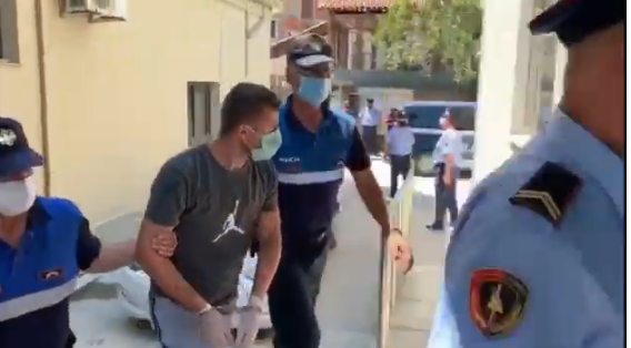 EKZEKUTIMI I 46-VJEÇARIT NË PATOS/ Gjykata e lë në burg, 31-vjeçari: E kam bërë në tension e sipër