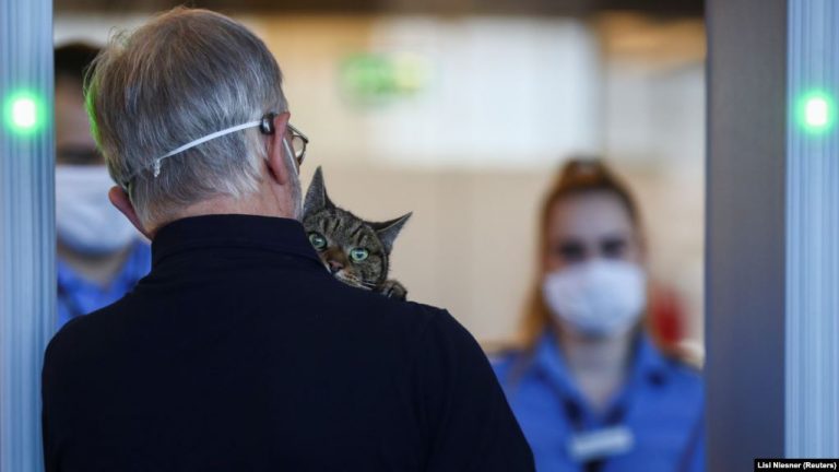 PANDEMIA E COVID-19/ Austria bën të detyrueshme mbajtjen e maskës brenda dyqaneve