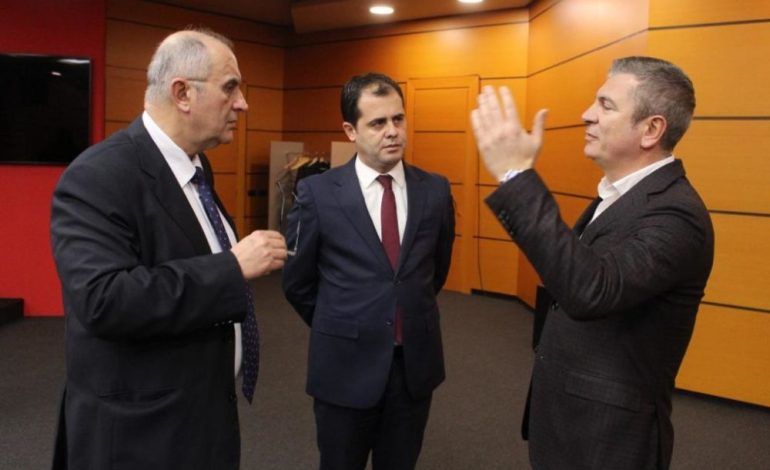 VIJON PËRPLASJA NË DISTANCË/ Opozita: Sot nuk vijmë, shihemi nesër në orë 5 ose të premten në 11