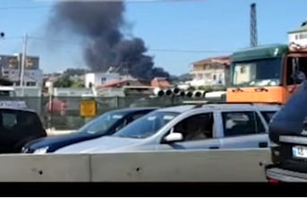 MERR FLAKË MAGAZINA E GOMAVE/ Tymi mbulon zonën e Kasharit në Tiranë (VIDEO)