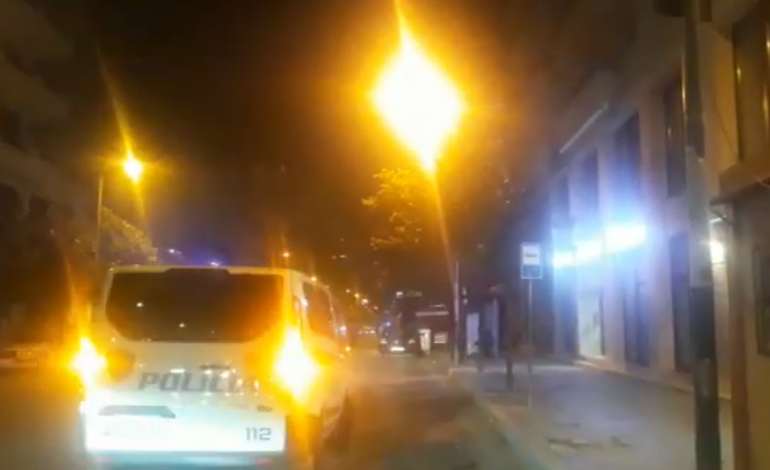 E RËNDË/ Zjarri i fuqishëm përfshin banesat e vjetra në Durrës, policia e zjarrfikëset “luftë” me flakët (VIDEO)