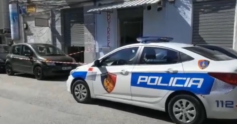 NJË I RI ME KAPELE NË KOKË LËVISTE ME BIÇIKLETË/ Kamerat e sigurisë zbulojnë autorin që i vuri flakën makinës në Durrës