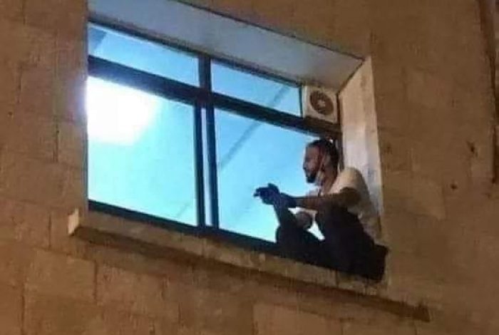 PREKËSE/ Mjekja shqiptare ndan imazhin që të këput shpirtin: Djali sheh nga dritarja çdo natë nënën e infektuar