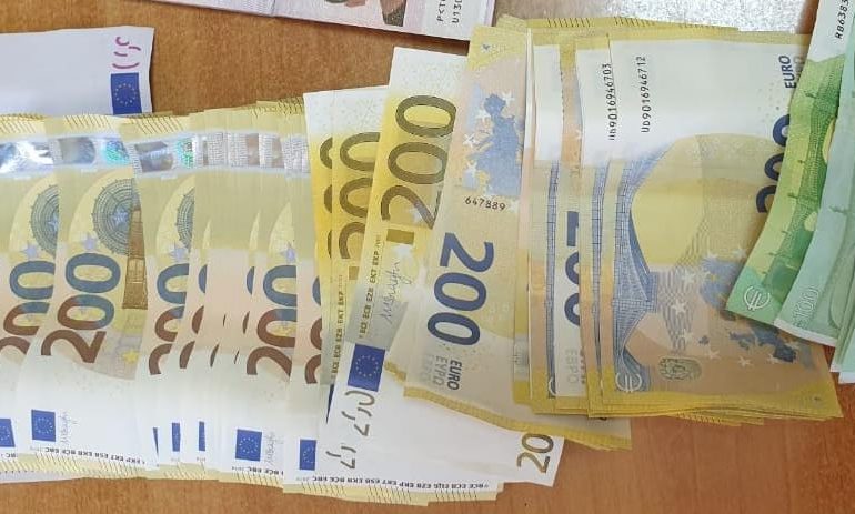 SEKUESTROHEN 31400 EURO NË RINAS/ Njëri vinte nga Turqia e tjetri nga Austria, nuk deklaruan paratë, policia i procedon